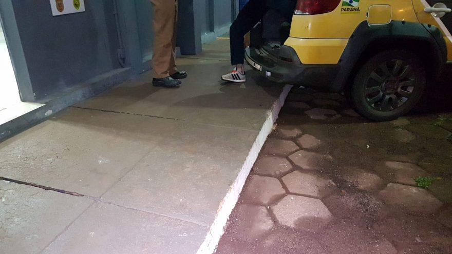 Armado com uma faca, homem é preso após ameaçar companheira