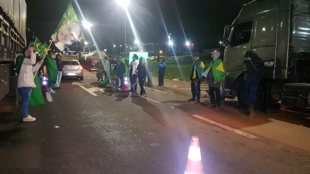Manifestação de apoiadores do Bolsonaro continua no Trevo Cataratas