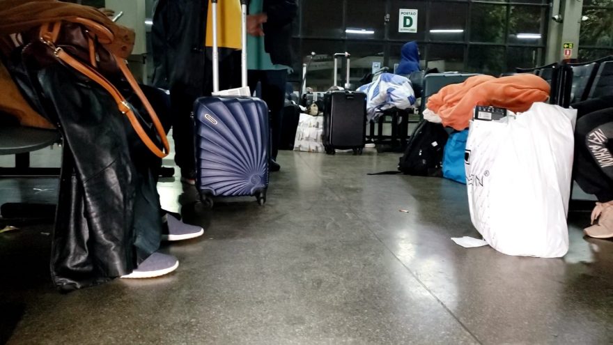 Devido a bloqueio nas rodovias, passageiros tem que aguardar na rodoviária de Cascavel
