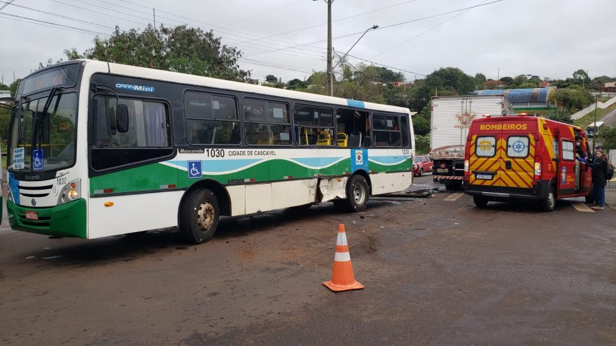 Sete pessoas ficam feridas após forte colisão entre ônibus e caminhão no Bairro Periolo