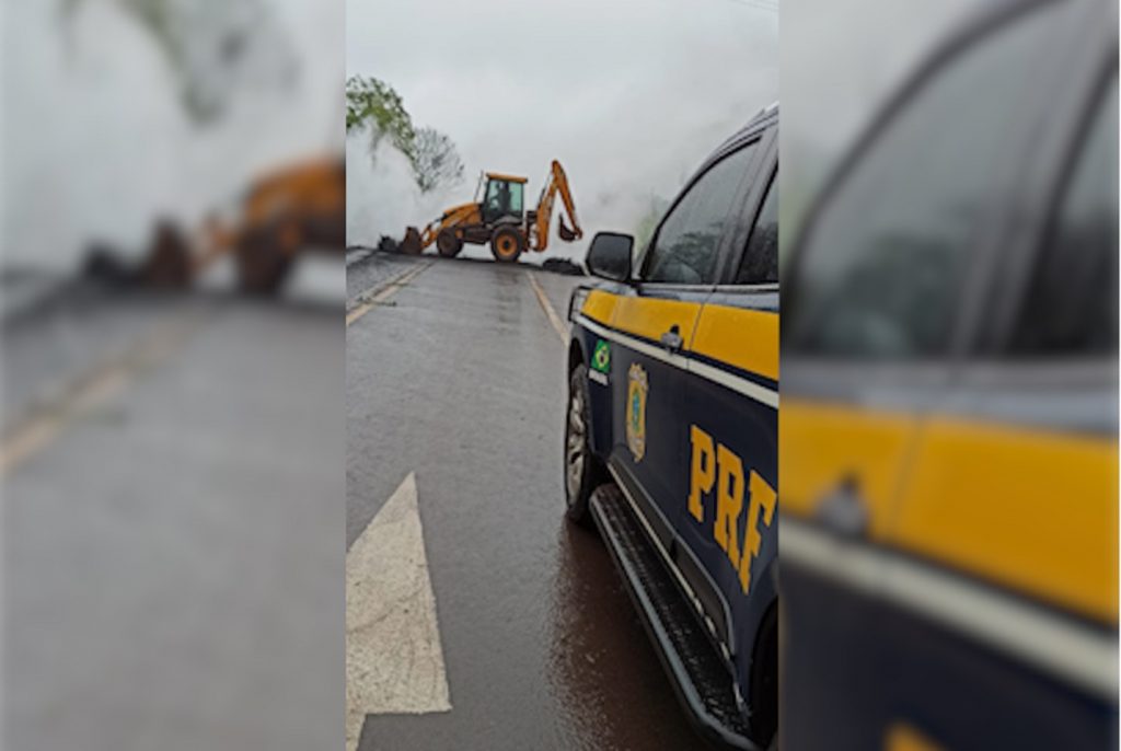 PRF desbloqueia BR-277 em Guaraniaçu