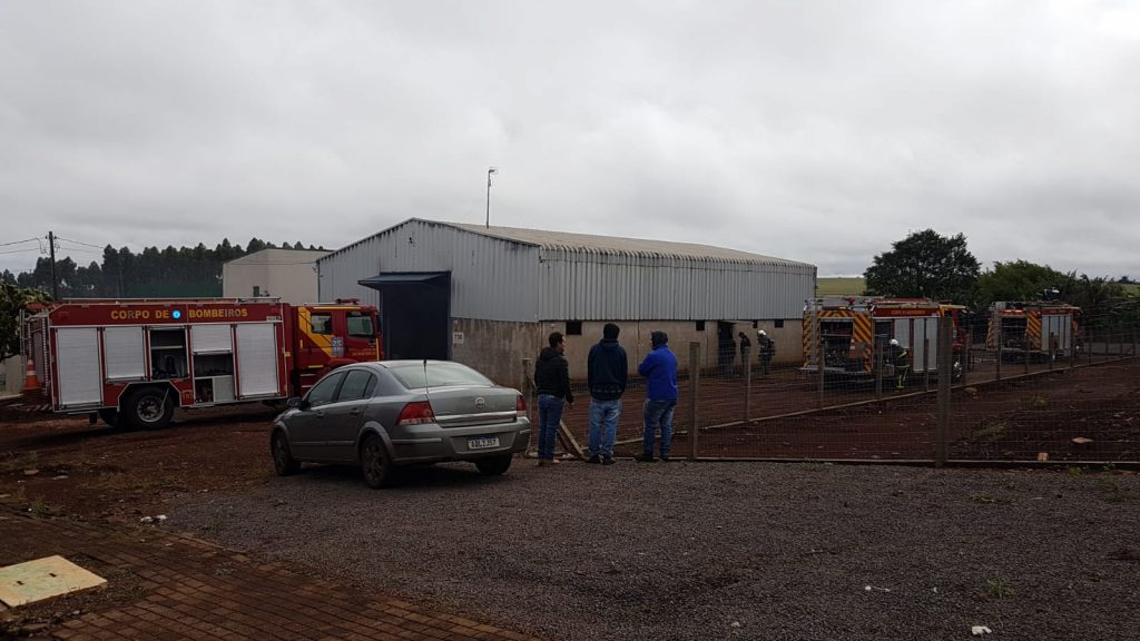Incêndio em empresa mobiliza várias equipes do Corpo de Bombeiros às margens da BR-277