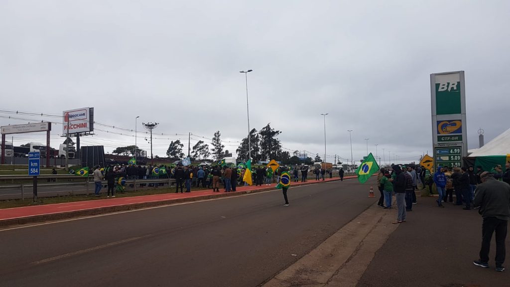 Manifestantes voltam a bloquear trânsito no Trevo Cataratas