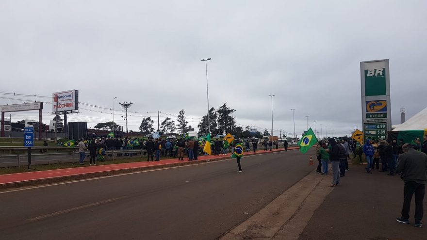 Manifestantes voltam a bloquear trânsito no Trevo Cataratas