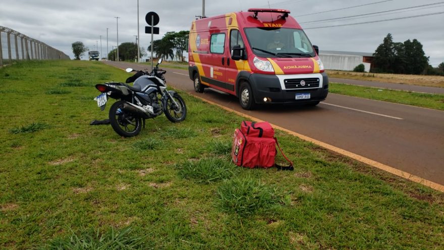 Motociclista fica ferido ao sofrer queda na estrada do aeroporto