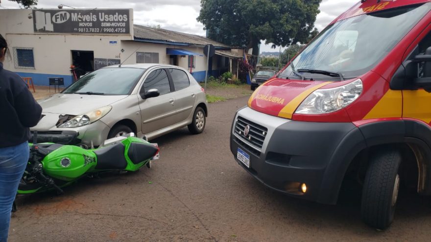 Kawasaki Ninja bate com carro no Jardim União e motociclista fica ferida