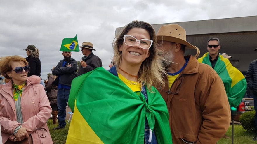 “Quem não concorda, quem não compactua, levanta do sofá e ‘bora’ para a BR-277” diz manifestante