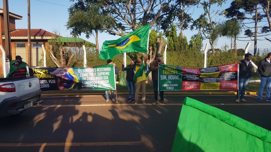 Manifestação é realizada em frente ao Exército de Cascavel