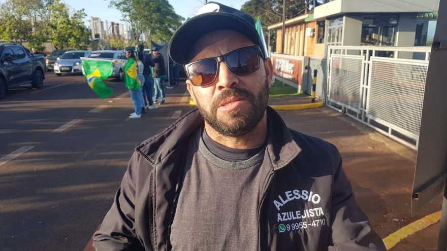 “Aqui nós somos amparados pelo exército” relata manifestante