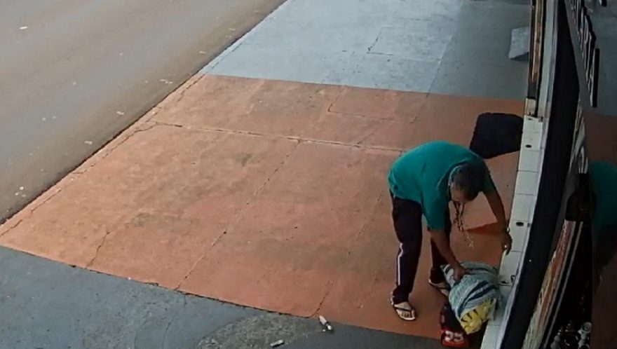 Imagem flagra momento em que ladrão derruba cigarro eletrônico logo após o furto