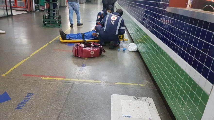 Homem é socorrido pelo Samu após sofrer pelo menos três quedas na Rodoviária