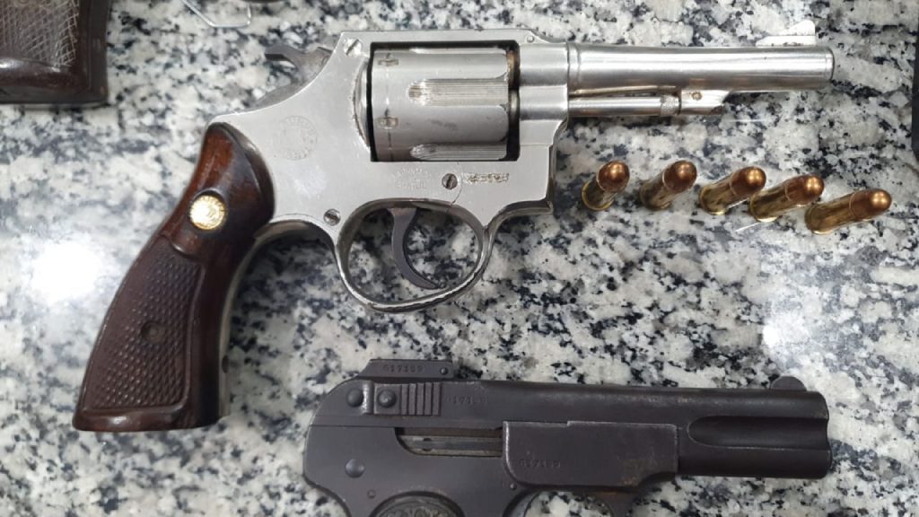 Arma de fogo falha e assaltantes não consumam latrocínio em Capitão; dupla foi detida e conduzida à delegacia de Cascavel