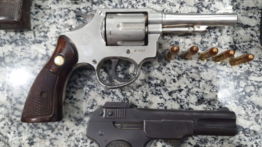 Arma de fogo falha e assaltantes não consumam latrocínio em Capitão; dupla foi detida e conduzida à delegacia de Cascavel