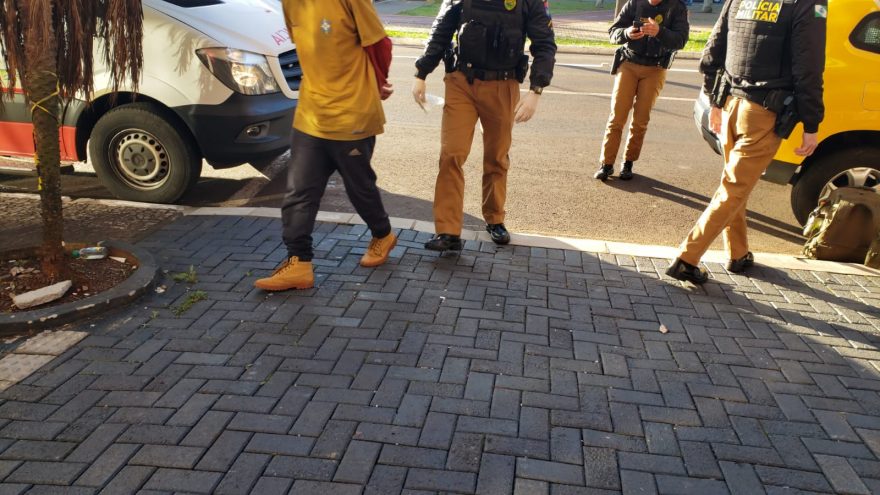 Homem em surto danifica veículos e fachadas de lojas com pedradas na Avenida Brasil