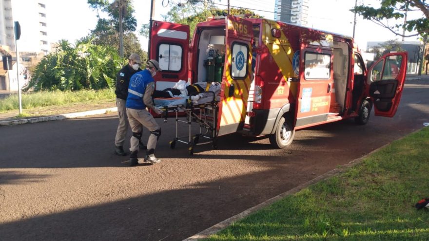 Jovem de 19 anos tem fratura exposta após colisão com carro na Rua Recife, no Centro