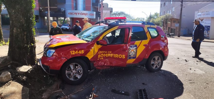 Viatura do Corpo de Bombeiros se envolve em forte colisão no Centro