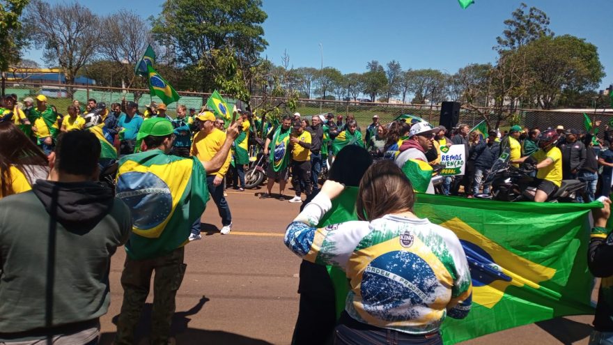 Manifestantes fazem mais uma ação em frente ao Exército