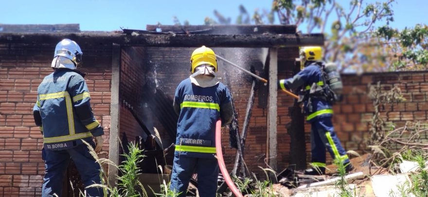 Bombeiros combatem incêndio em casinha abandonada no Claudete