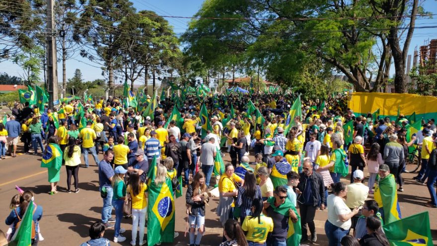 Manifestantes se reúnem em frente ao Exército na tarde desta quarta-feira (02)
