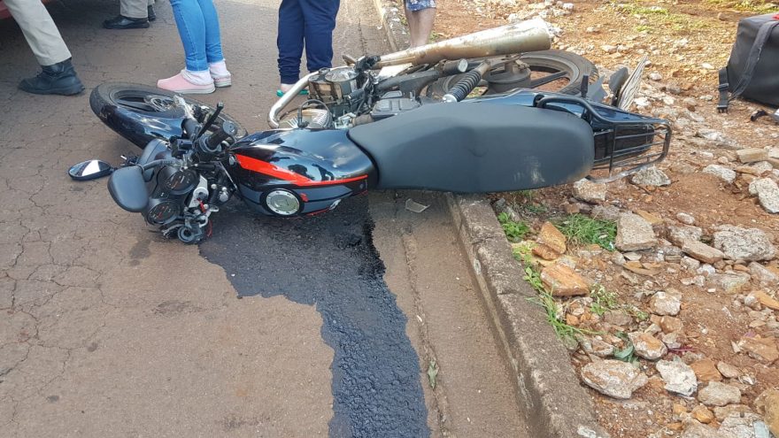 Homem tem suspeita de fratura após colisão entre moto e BMW