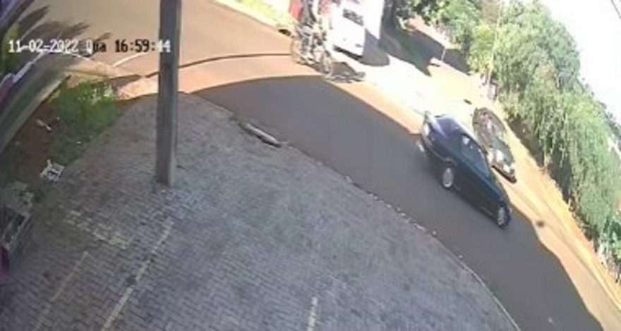 Veja o momento do acidente entre motocicleta e BMW no Bairro Brasmadeira