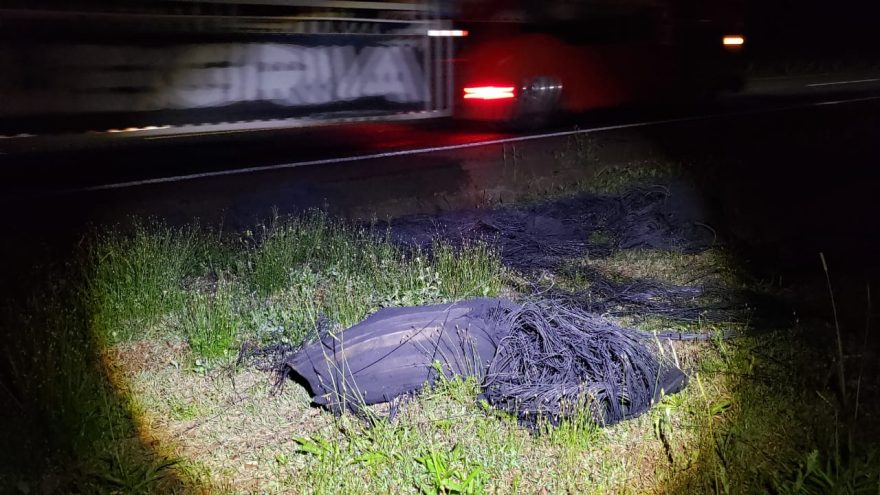 Pneus são queimados na rodovia BR-277 em Cascavel
