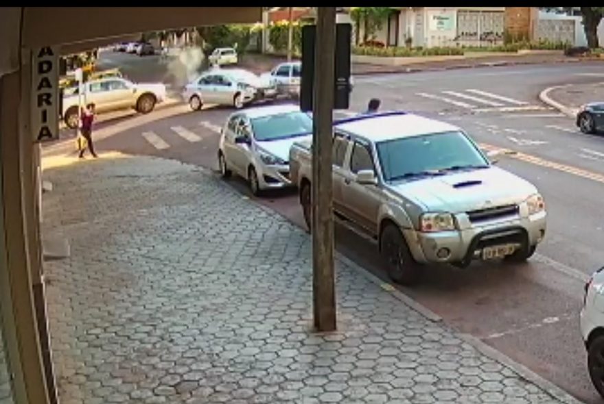 Vídeo mostra carro atravessando preferencial e se envolvendo em forte colisão no Centro