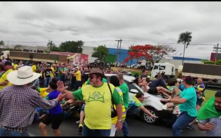 Imagens fortes: Vídeos mostram momento em que manifestantes são atropelados em rodovia