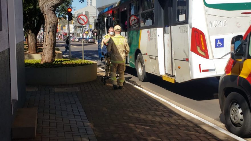 Mulher tem suspeita de fratura após sofrer queda dentro de ônibus coletivo