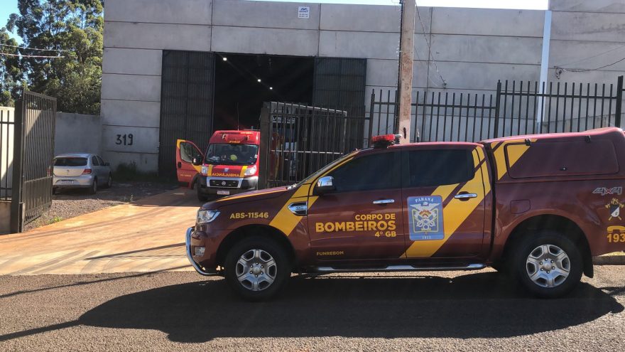 Homem sofre queda de caminhão em empresa no Bairro Pacaembu
