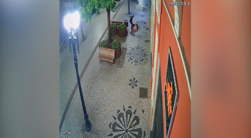 Veja: homem agride jornalista em via pública