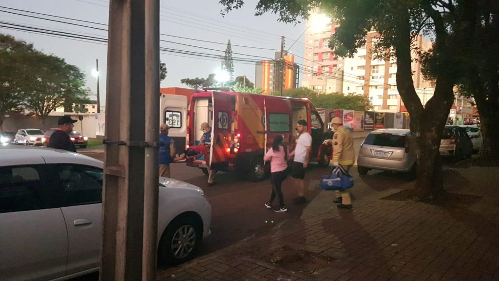 Menino de seis anos fica ferido ao cair em parquinho