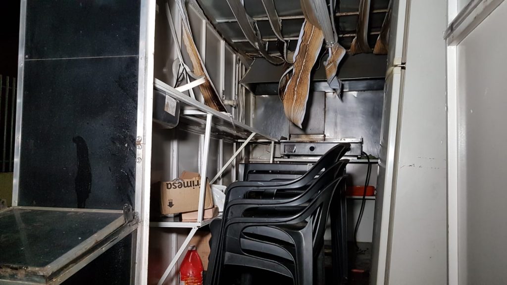 Único sustento da família, mulher tem o trailer de lanches arrombado e ateado fogo, no Conjunto Riviera