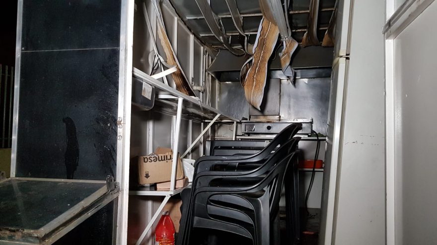 Único sustento da família, mulher tem o trailer de lanches arrombado e ateado fogo, no Conjunto Riviera
