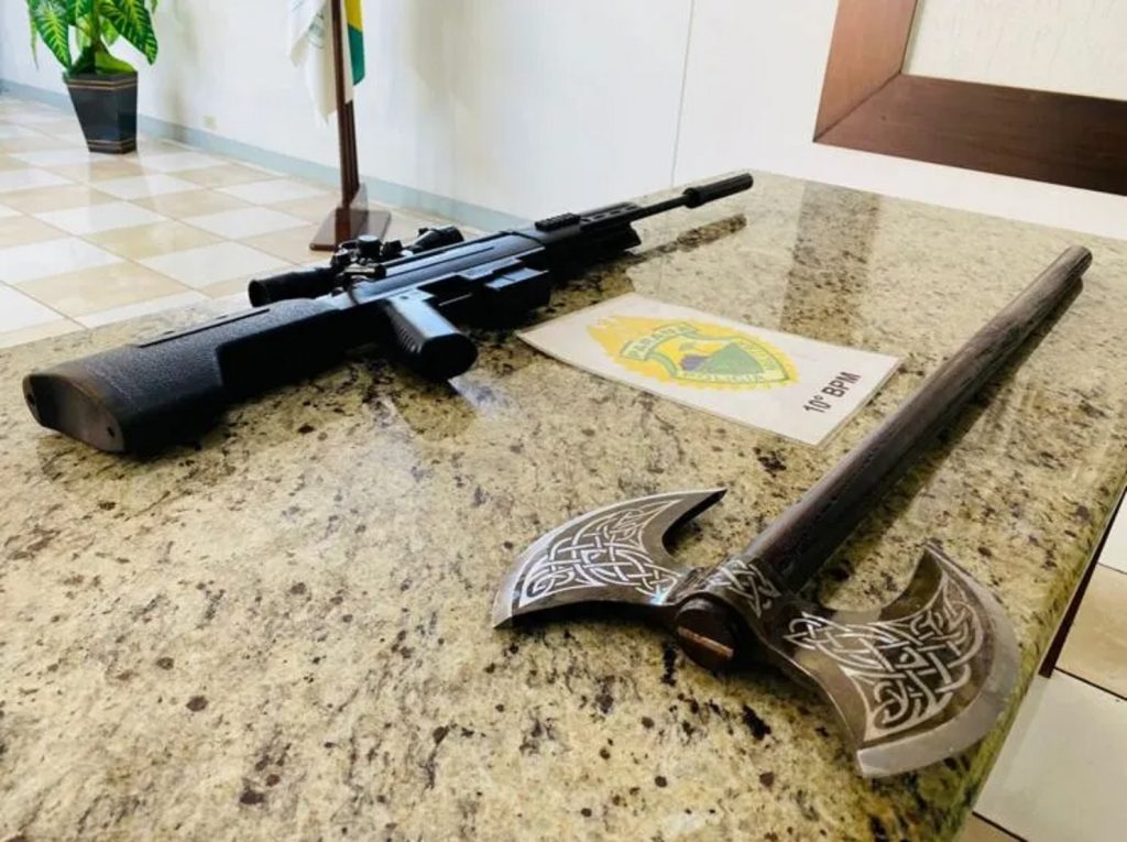 Homem é preso por agressão com machado ‘medieval’ no Paraná