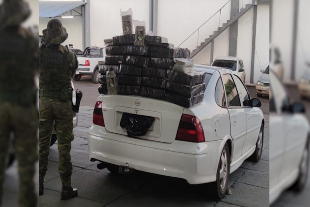 BPFron apreende carro carregado com drogas em Umuarama