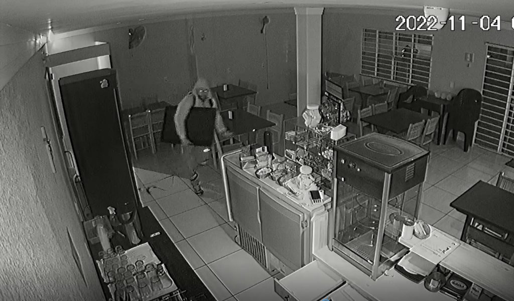 Câmera flagra ladrão furtando TV e produtos em restaurante no Santo Onofre