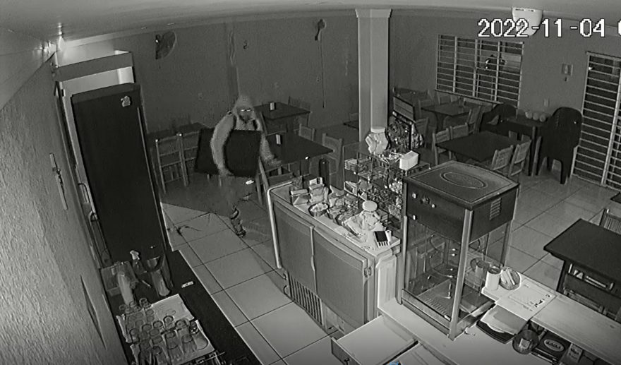 Câmera flagra ladrão furtando TV e produtos em restaurante no Santo Onofre