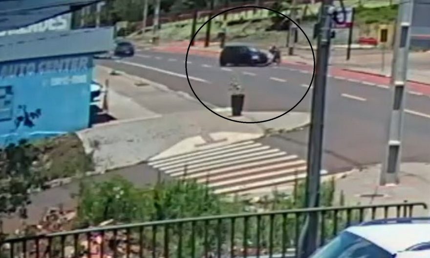 Câmera registra colisão entre moto e Corsa na Av. Piquiri