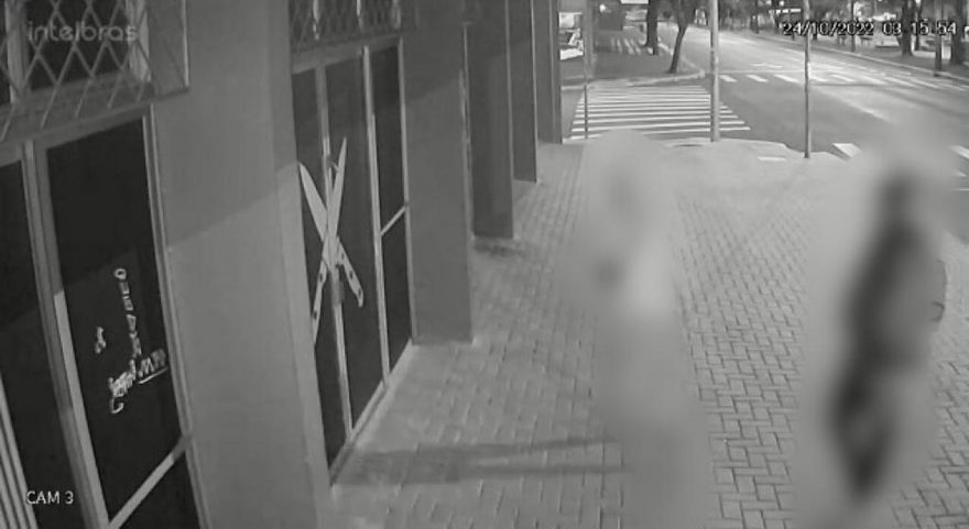 Rapazes vandalizam loja e ‘mostram o dedo’ para câmera