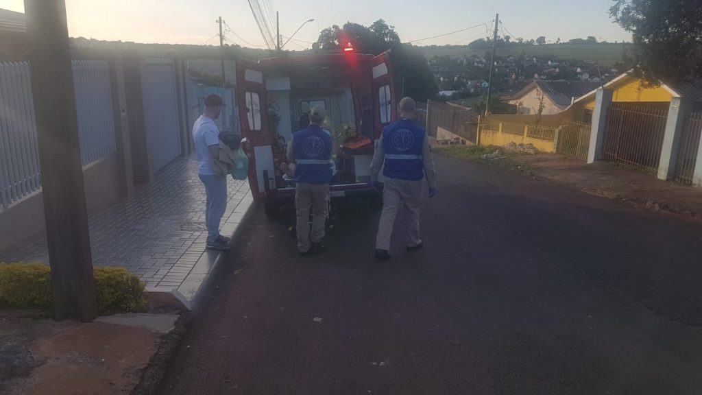 Jovem cai no banheiro e é socorrido pelo Siate