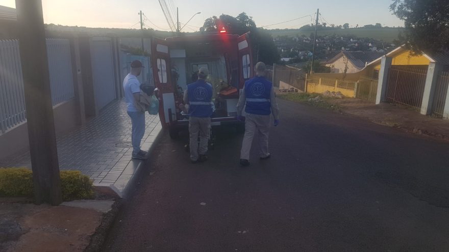Jovem cai no banheiro e é socorrido pelo Siate
