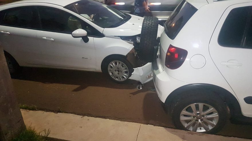 Veículos ficam danificados em acidente de trânsito na Rua Cuiabá