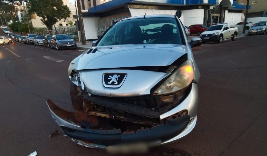 Colisão de trânsito deixa veículos danificados no Centro
