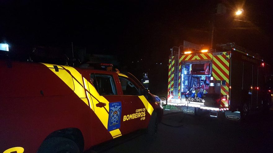 Princípio de incêndio é apagado pelo Corpo de Bombeiros em barracão