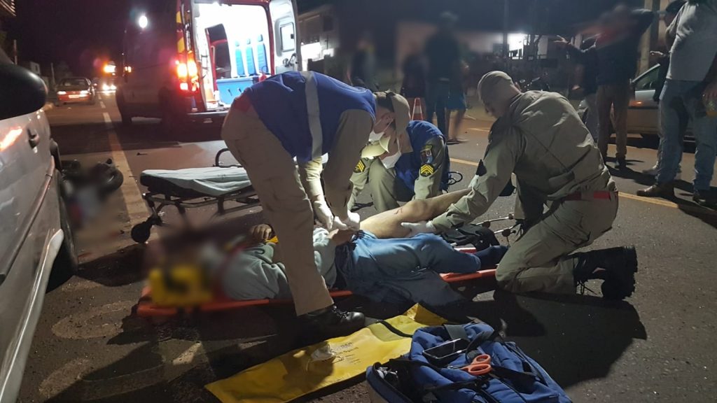 Motociclista sofre fratura no fêmur em forte colisão com Megane, no bairro Guarujá