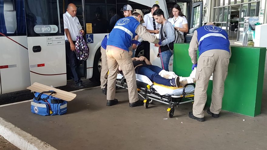 Homem fica ferido ao cair de escadas em ônibus na Rodoviária