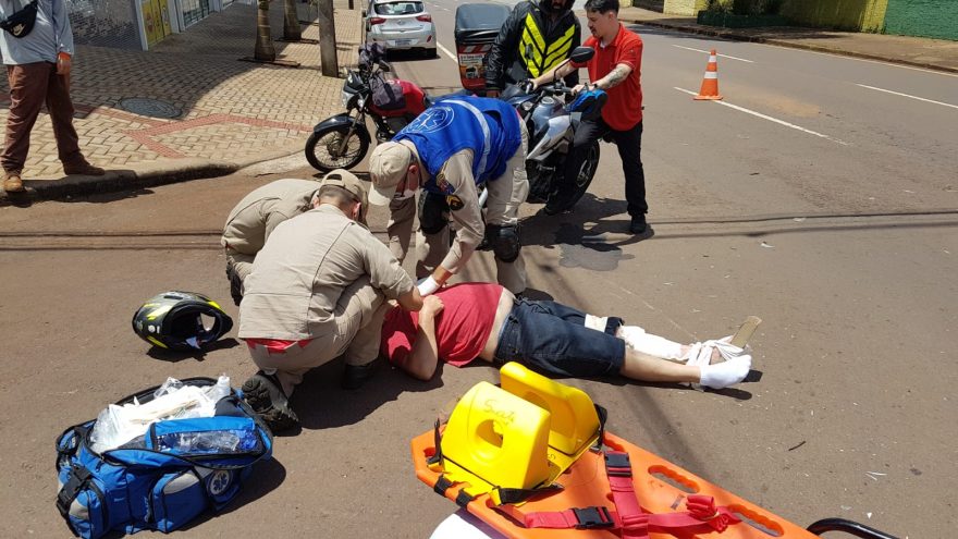 Motociclista sofre fratura na perna após colisão de trânsito na Rua Erechim