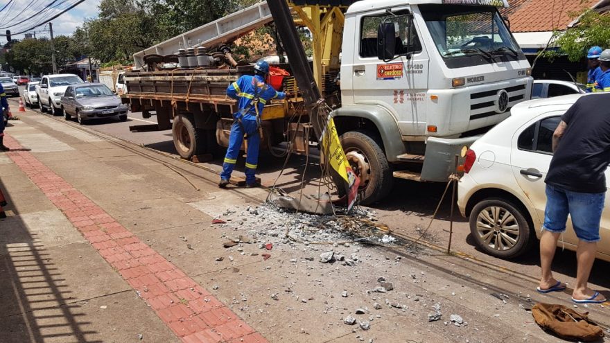 Copel realiza substituição de poste destruído na Av. Carlos Gomes