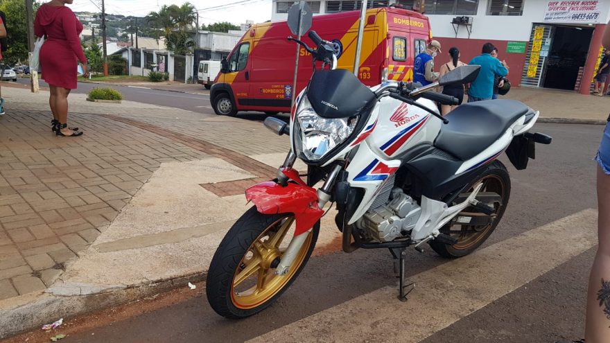 Jovem se fere em acidente entre moto e Corsa no Santa Cruz